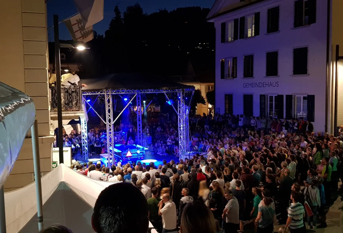 Auch an Musik wird es nicht mangeln. Ein DJ spielt am Samstag sogar bis tief in die Nacht hinein. (Archiv) Ein Konzert an einer ländlichen Gewerbeschau in der Dunkelheit.